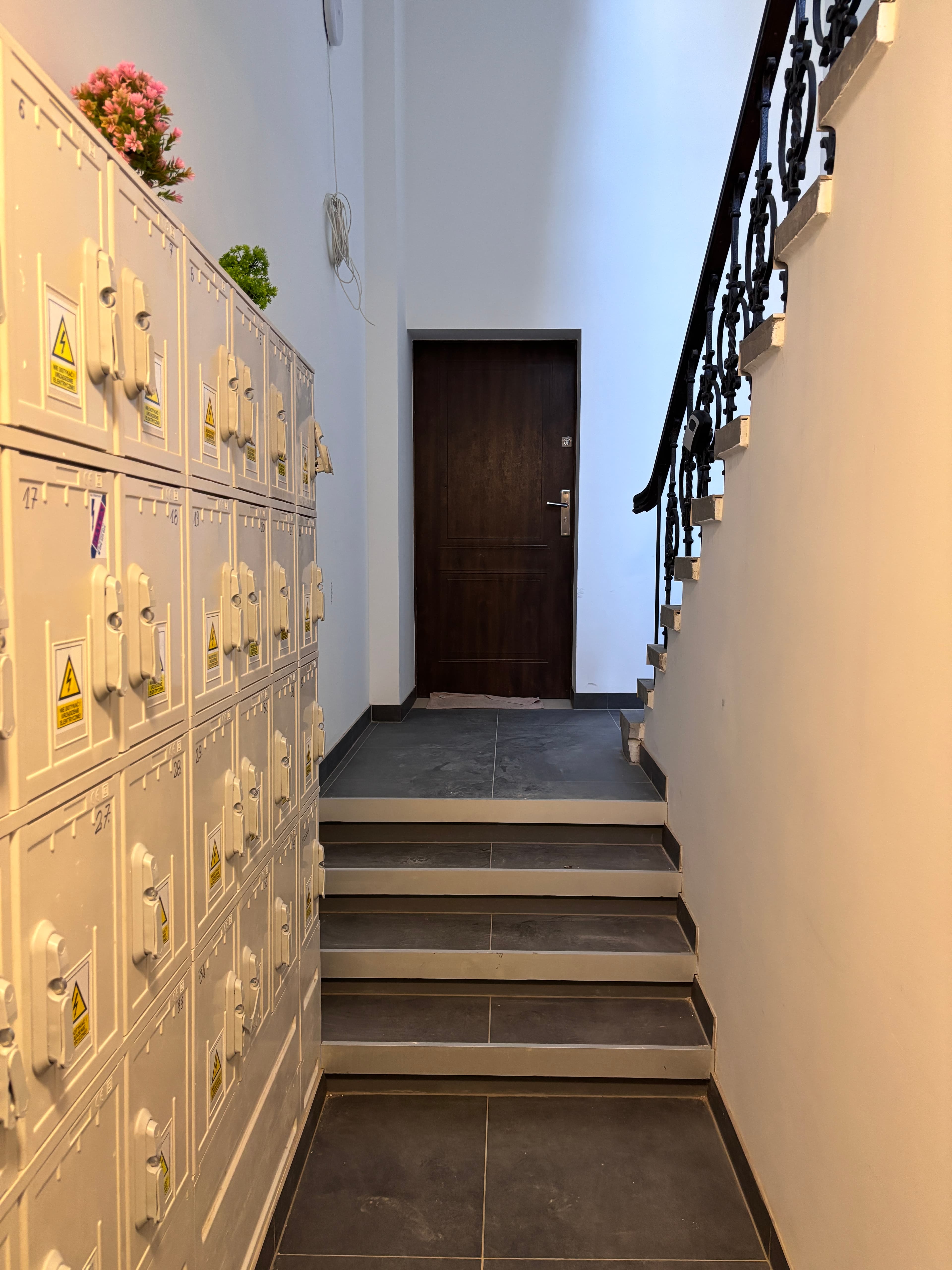 Wejdź po schodach — 1. piętro (1/2)